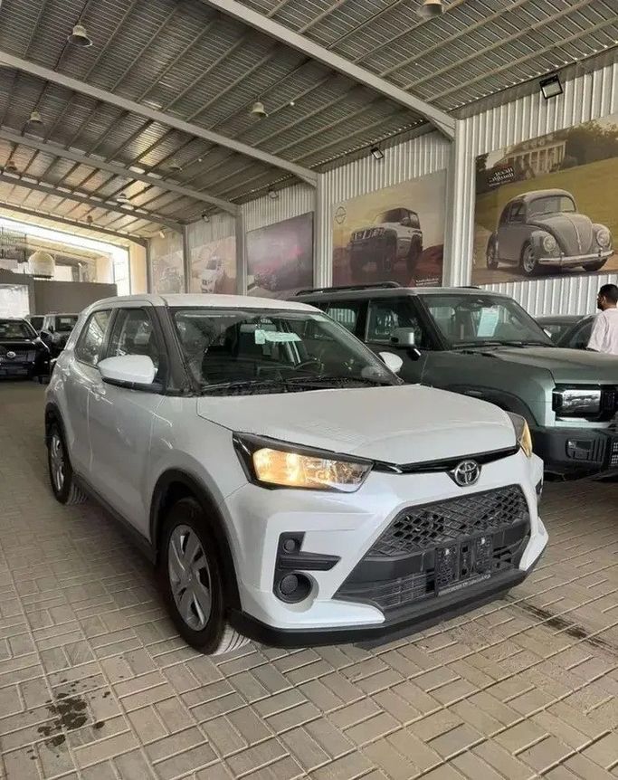 Новый ⁦Toyota Raize I, 1.2 л, 2025⁩ в Саудовская Аравия, Эр-Рияд от Al Khedr Cars الخضر للسيارات Белый цвет.  | AUTO.AE | Объявление #288903