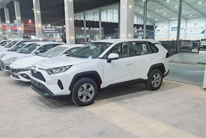 Новый Toyota RAV4 V (XA50), 2.5 л, 2024 в Саудовская Аравия, Эр-Рияд от Al Astool Al Khaleeji شركة الأسطول الخليجي للسيارات Белый цвет.  | AUTO.AE | Объявление #248945