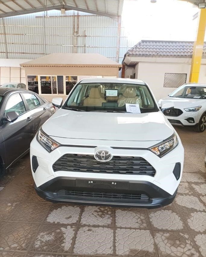 جديدة Toyota RAV4 V (XA50), 2.5 l, 2023 في في المملكة العربية السعودية, الرياض من Al Astool Al Khaleeji شركة الأسطول الخليجي للسيارات، اللون أبيض.  | AUTO.AE | إعلان #248949