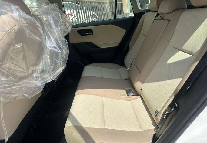 جديدة Toyota RAV4 السادس (XA60)، 2.0 لتر، 2026 في المملكة العربية السعودية، الرياض من Al Shukh شركة معرض الشيوخ للسيارات، اللون أبيض.  | AUTO.AE | إعلان #296229 — صورة 12 من 16