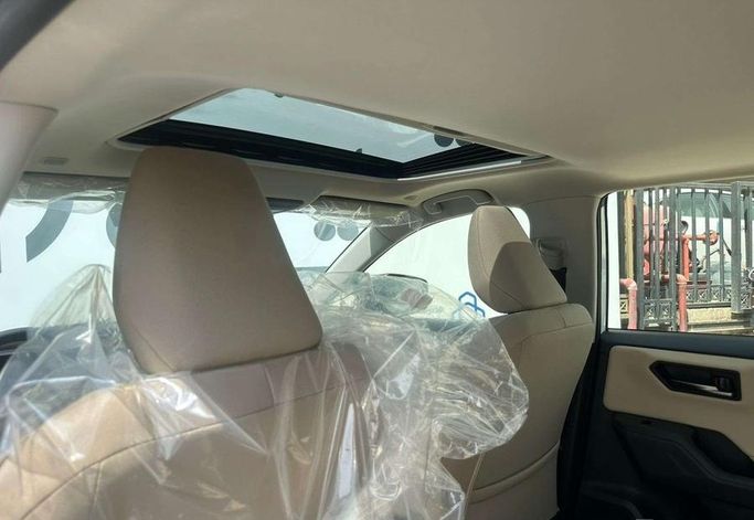 جديدة Toyota RAV4 السادس (XA60)، 2.0 لتر، 2026 في المملكة العربية السعودية، الرياض من Al Shukh شركة معرض الشيوخ للسيارات، اللون أبيض.  | AUTO.AE | إعلان #296229 — صورة 9 من 16