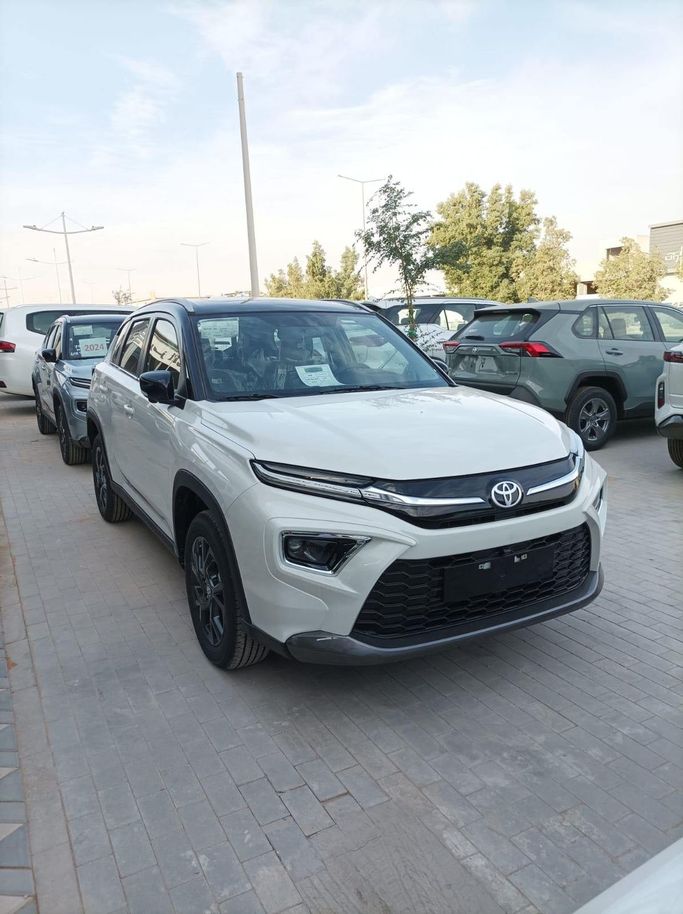 جديدة Toyota Urban Cruiser ثالثاً, 1.5 l, 2024 في في المملكة العربية السعودية, الرياض من Al Astool Al Khaleeji شركة الأسطول الخليجي للسيارات، اللون أبيض.  | AUTO.AE | إعلان #248829