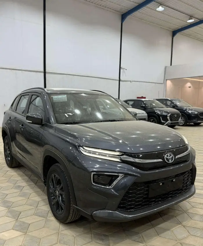 Новый ⁦Toyota Urban Cruiser III, 1.5 л, 2026⁩ в Саудовская Аравия, Эр-Рияд от Sada Al Riyadh صدى الرياض Серый цвет.  | AUTO.AE | Объявление #289135