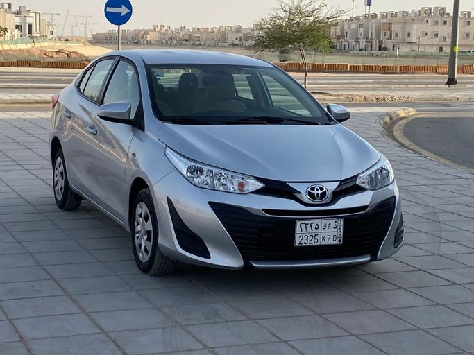 Подержанный Toyota Yaris IV (XP210), 1.5 л, 2020 в Саудовская Аравия, Эр-Рияд от Dar Car دار كار Серебристый цвет. GCC | AUTO.AE | Объявление #248687