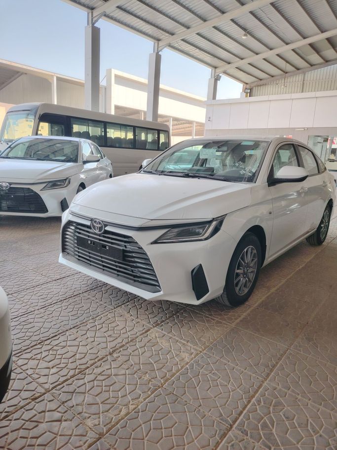 Новый Toyota Yaris IV, 1.5 л, 2026 в Саудовская Аравия, Эр-Рияд от Al Astool Al Khaleeji شركة الأسطول الخليجي للسيارات Белый цвет.  | AUTO.AE | Объявление #249145
