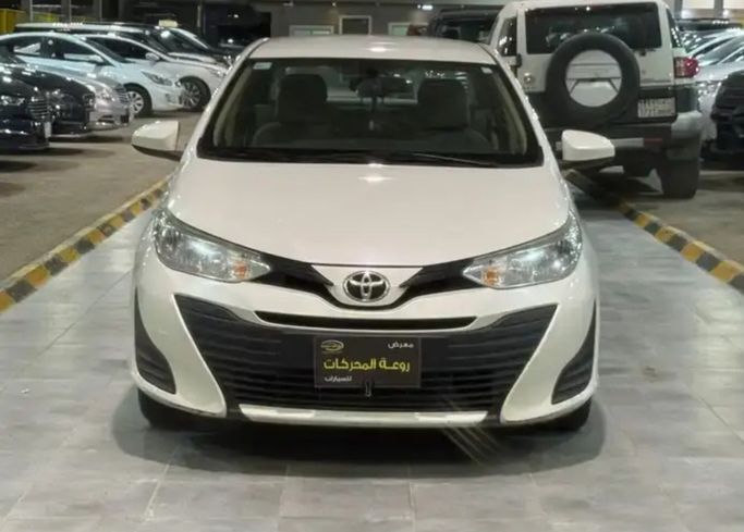 Подержанный Toyota Yaris XP150 Рестайлинг, 1.3 л, 2019 в Саудовская Аравия, Эр-Рияд от Rawat Motors شركة معرض روعة المحركات للسيارات Белый цвет.  | AUTO.AE | Объявление #263821