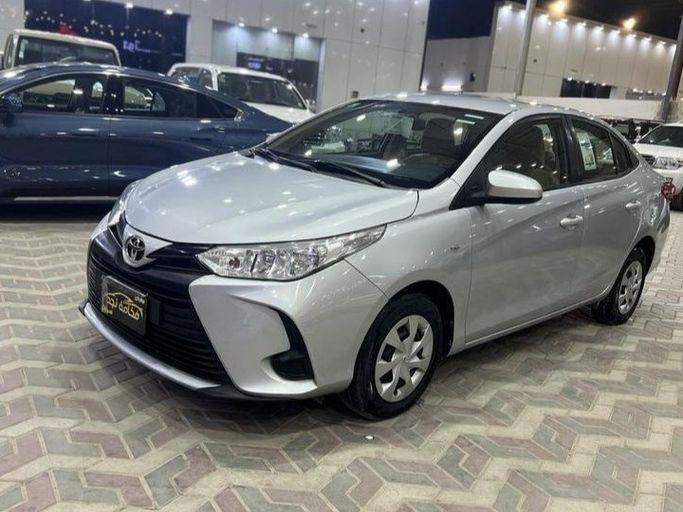 Used ⁦Toyota Yaris IV (AC100), 1.5 l, 2022⁩ in Saudi Arabia, Riyadh by Fakhamat Najd معرض فخامة نجد للسيارات, Silver color. Other | AUTO.AE | Listing #288690