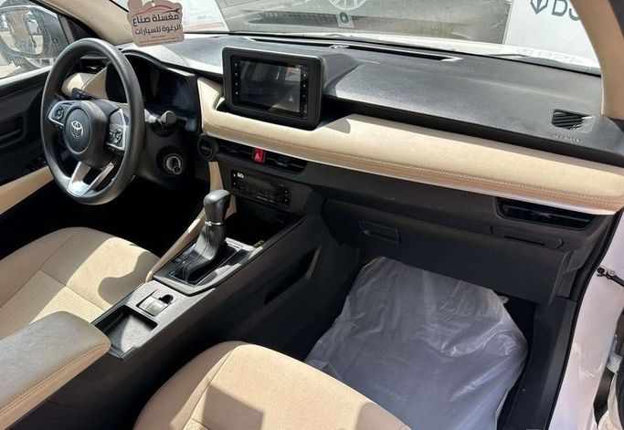 مستعملة Toyota Yaris IV (AC100)، 1.3 لتر، 2024 في المملكة العربية السعودية، الرياض من Al Shukh شركة معرض الشيوخ للسيارات، اللون أبيض.  | AUTO.AE | إعلان #296188 — صورة 7 من 14