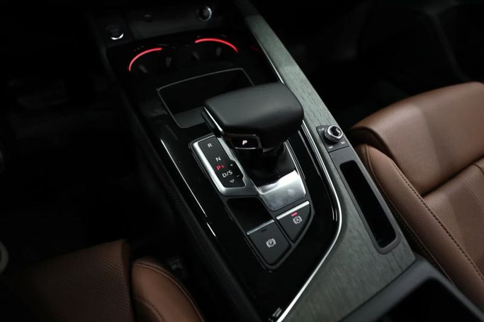 Подержанный Audi A5 45 TFSI II (F5) Рестайлинг, 2.0 л, 2023 в Шардже от Al Qassem Cars Trading Черный цвет. Корейская | AUTO.AE