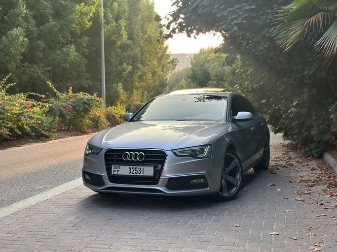 مستعملة Audi A5 35 TFSI I (8T) فيس ليفت I (8T), 1.8 l, 2015 في في الشارقة من AL TAWEEL MOTORS، اللون فضي. مواصفات الخليج | AUTO.AE