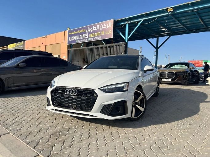 مستعملة Audi A5 45 TFSI عملية فيس ليفت II (F5), 2.0 l, 2023 في في الشارقة من AL TAWEEL MOTORS، اللون أبيض. المواصفات الكورية | AUTO.AE