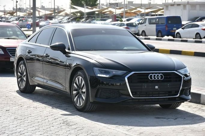 Подержанный Audi A6 40 TFSI V (C8), 2.0 л, 2022 в Шардже от Alfaris Used Cars Черный цвет. GCC | AUTO.AE
