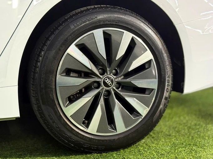 Подержанный Audi A6 45 TFSI V (C8), 2.0 л, 2021 в Шардже от Speed Line Used Cars Белый цвет. GCC | AUTO.AE