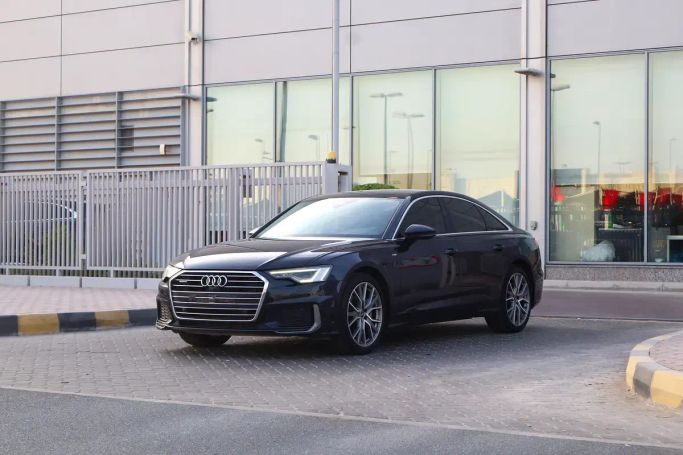 مستعملة Audi A6 45 TFSI V (C8), 2.0 l, 2021 في في الشارقة من Sama Al Sham Cars، اللون أزرق داكن. مواصفات الخليج | AUTO.AE