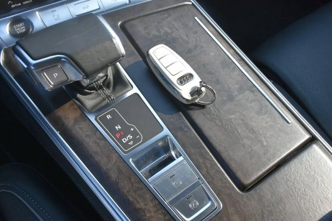 Подержанный Audi A7 55 TFSI II (4K), 3.0 л, 2021 в Шардже от Alfaris Used Cars Белый цвет. Other | AUTO.AE