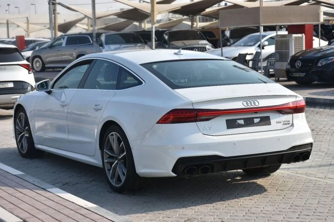 Подержанный Audi A7 55 TFSI II (4K), 3.0 л, 2021 в Шардже от Alfaris Used Cars Белый цвет. Other | AUTO.AE