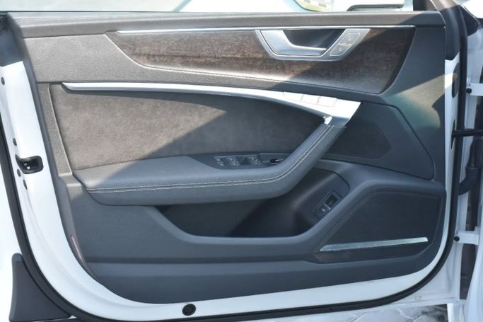 Подержанный Audi A7 55 TFSI II (4K), 3.0 л, 2021 в Шардже от Alfaris Used Cars Белый цвет. Other | AUTO.AE