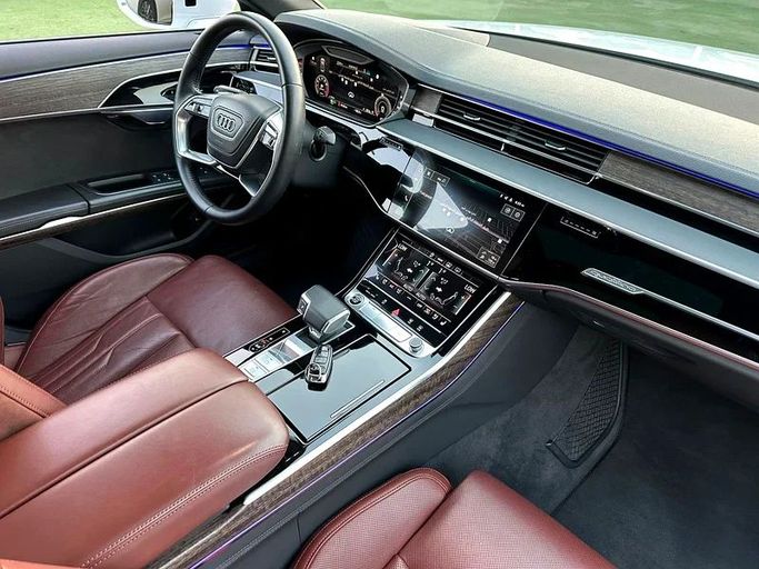 Подержанный Audi A8 55 TFSI IV (D5), 3.0 л, 2021 в Шардже от Ahmad alkhodari Motors Белый цвет. GCC | AUTO.AE