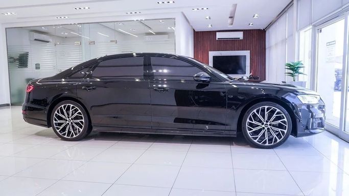 Подержанный Audi A8 Long 55 TFSI IV (D5) Рестайлинг, 3.0 л, 2021 в Шардже от Alsalama Motors Черный цвет. GCC | AUTO.AE