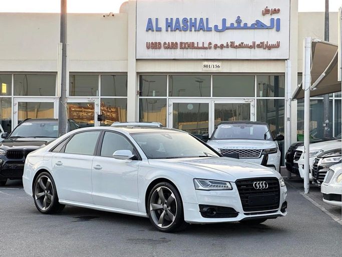 Подержанный Audi A8 L 60 TFSI III (D4) Рестайлинг, 4.0 л, 2017 в Шардже от Al Hashal Used Cars Белый цвет. GCC | AUTO.AE