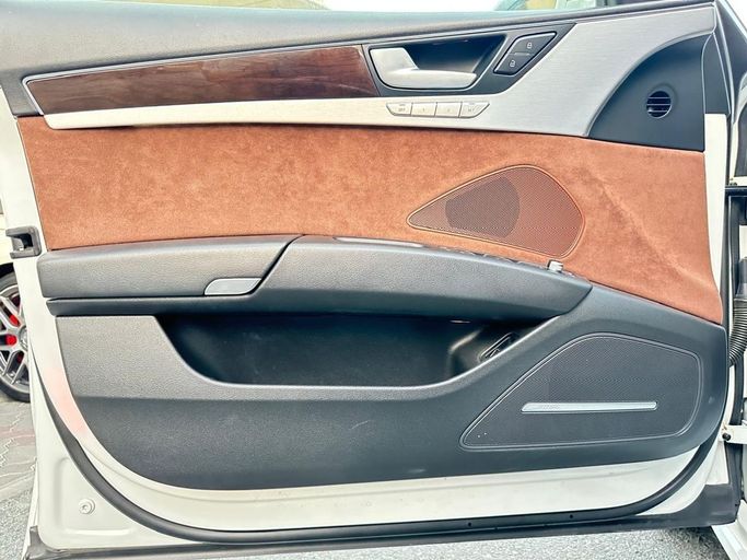 Подержанный Audi A8 L 60 TFSI III (D4) Рестайлинг, 4.0 л, 2017 в Шардже от Al Hashal Used Cars Белый цвет. GCC | AUTO.AE