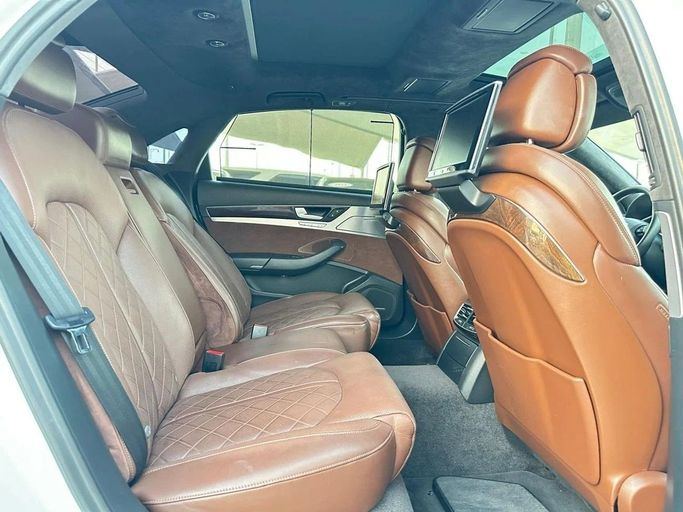 Подержанный Audi A8 L 60 TFSI III (D4) Рестайлинг, 4.0 л, 2017 в Шардже от Al Hashal Used Cars Белый цвет. GCC | AUTO.AE