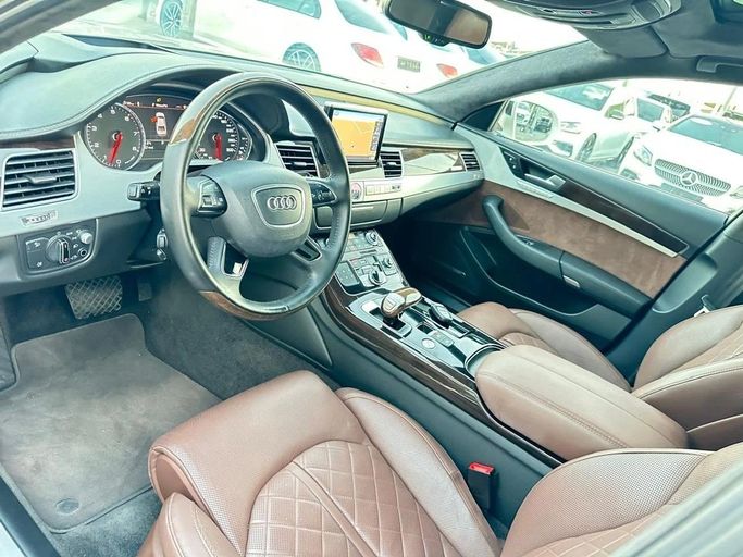 Подержанный Audi A8 L 60 TFSI III (D4) Рестайлинг, 4.0 л, 2017 в Шардже от Al Hashal Used Cars Белый цвет. GCC | AUTO.AE