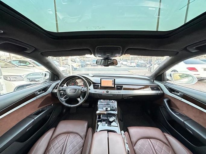 Подержанный Audi A8 L 60 TFSI III (D4) Рестайлинг, 4.0 л, 2017 в Шардже от Al Hashal Used Cars Белый цвет. GCC | AUTO.AE