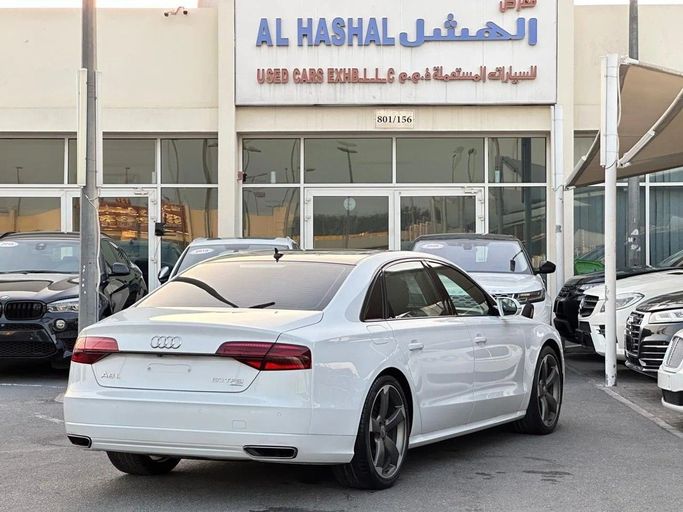 Подержанный Audi A8 L 60 TFSI III (D4) Рестайлинг, 4.0 л, 2017 в Шардже от Al Hashal Used Cars Белый цвет. GCC | AUTO.AE