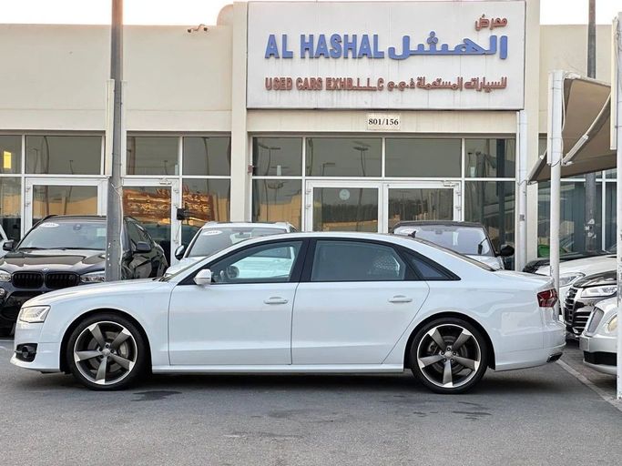 Подержанный Audi A8 L 60 TFSI III (D4) Рестайлинг, 4.0 л, 2017 в Шардже от Al Hashal Used Cars Белый цвет. GCC | AUTO.AE