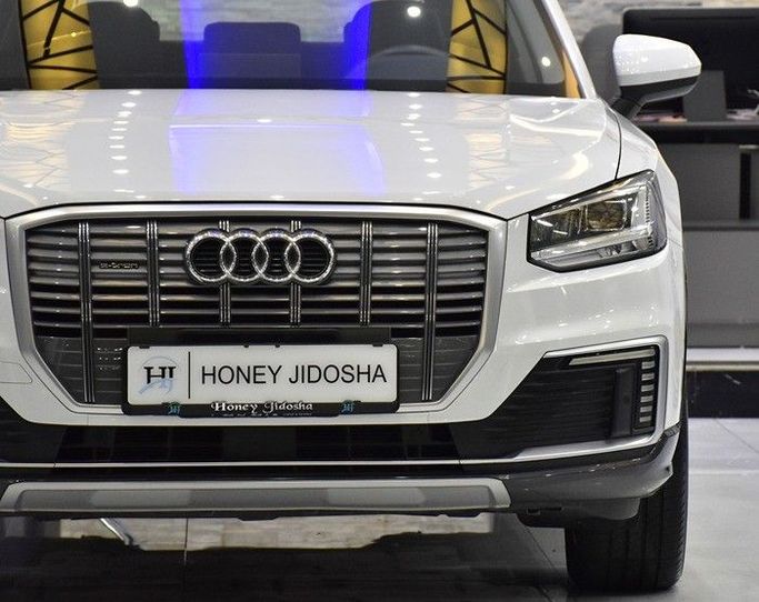 Подержанный Audi Q2 L e-tron I, 2021 в Шардже от Honey Gidosha Used Cars Tr. Белый цвет.  | AUTO.AE