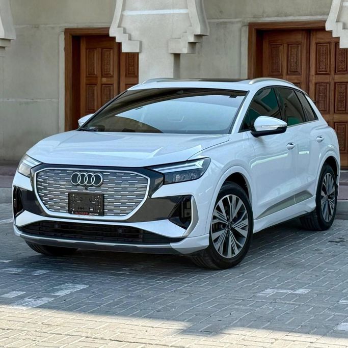 Подержанный Audi Q4 e-tron 55 quattro, 2023 в Шардже от Sarmad Cars Белый цвет.  | AUTO.AE