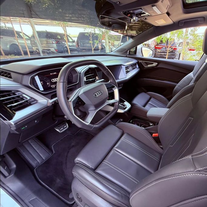 Подержанный Audi Q4 e-tron 55 quattro, 2023 в Шардже от Sarmad Cars Белый цвет.  | AUTO.AE