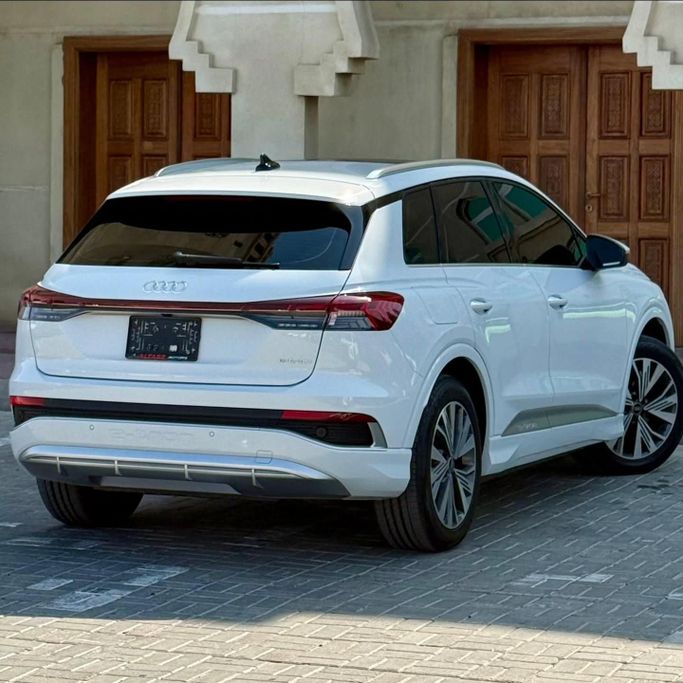 Подержанный Audi Q4 e-tron 55 quattro, 2023 в Шардже от Sarmad Cars Белый цвет.  | AUTO.AE