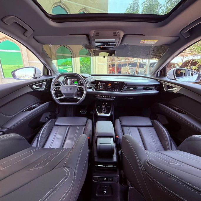 Подержанный Audi Q4 e-tron 55 quattro, 2023 в Шардже от Sarmad Cars Белый цвет.  | AUTO.AE