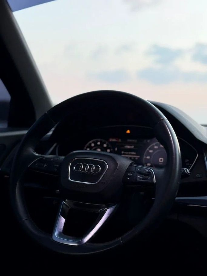 Подержанный Audi Q5 45 TFSI II (FY), 2.0 л, 2018 в Шардже от Alzawraq Alazrak Серый цвет. GCC | AUTO.AE