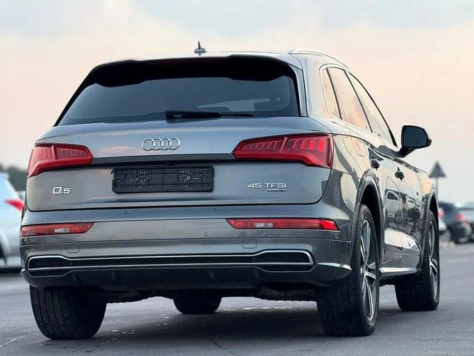 Подержанный Audi Q5 45 TFSI II (FY), 2.0 л, 2018 в Шардже от Alzawraq Alazrak Серый цвет. GCC | AUTO.AE