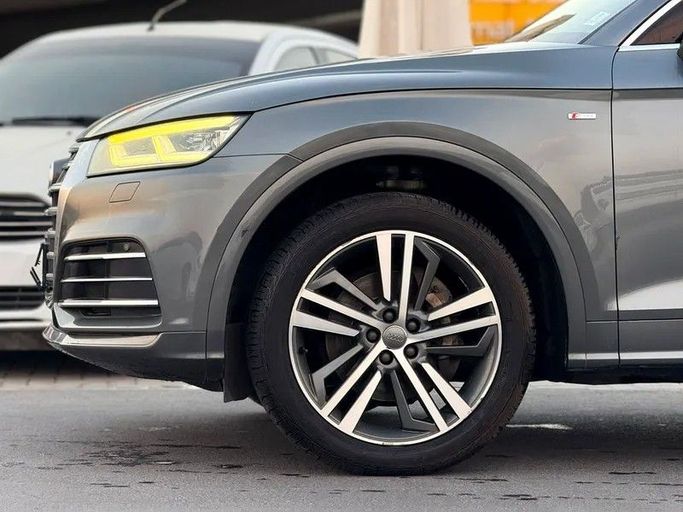 Подержанный Audi Q5 45 TFSI II (FY), 2.0 л, 2018 в Шардже от Alzawraq Alazrak Серый цвет. GCC | AUTO.AE