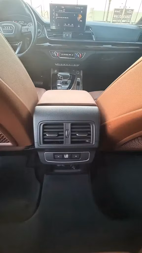 Подержанный Audi Q5 45 TFSI II (FY) Рестайлинг, 2.0 л, 2022 в Шардже от Karkuk Used Cars Белый цвет. Американская | AUTO.AE