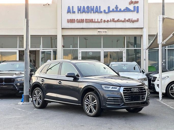 Подержанный Audi Q5 45 TFSI II (FY), 2.0 л, 2020 в Шардже от Al Hashal Used Cars Серый цвет. GCC | AUTO.AE