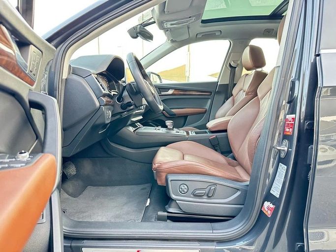 Подержанный Audi Q5 45 TFSI II (FY), 2.0 л, 2020 в Шардже от Al Hashal Used Cars Серый цвет. GCC | AUTO.AE