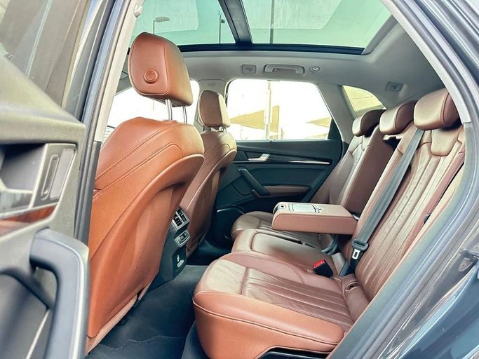 Подержанный Audi Q5 45 TFSI II (FY), 2.0 л, 2020 в Шардже от Al Hashal Used Cars Серый цвет. GCC | AUTO.AE