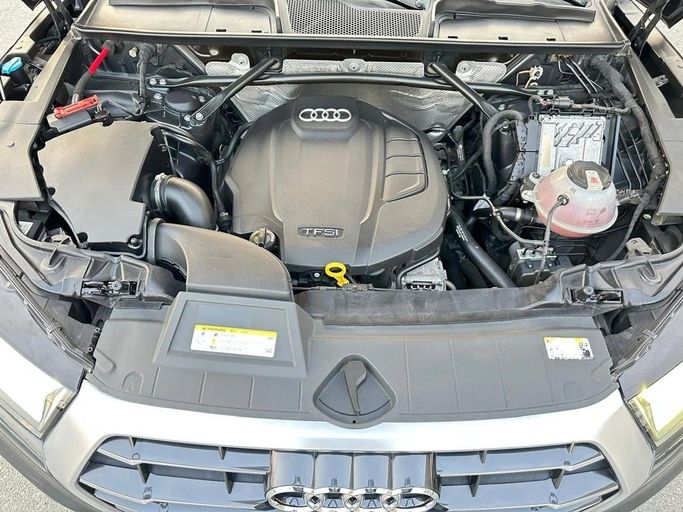 Подержанный Audi Q5 45 TFSI II (FY), 2.0 л, 2020 в Шардже от Al Hashal Used Cars Серый цвет. GCC | AUTO.AE