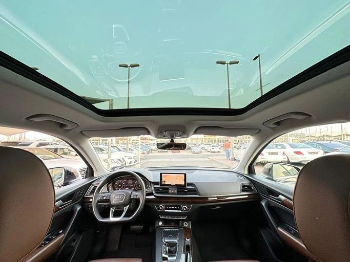 Подержанный Audi Q5 45 TFSI II (FY), 2.0 л, 2020 в Шардже от Al Hashal Used Cars Серый цвет. GCC | AUTO.AE