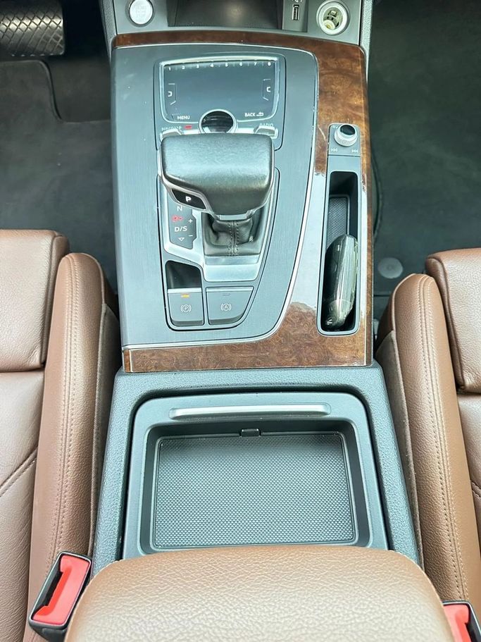 Подержанный Audi Q5 45 TFSI II (FY), 2.0 л, 2020 в Шардже от Al Hashal Used Cars Серый цвет. GCC | AUTO.AE