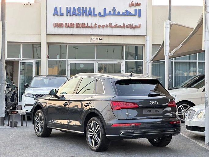 Подержанный Audi Q5 45 TFSI II (FY), 2.0 л, 2020 в Шардже от Al Hashal Used Cars Серый цвет. GCC | AUTO.AE
