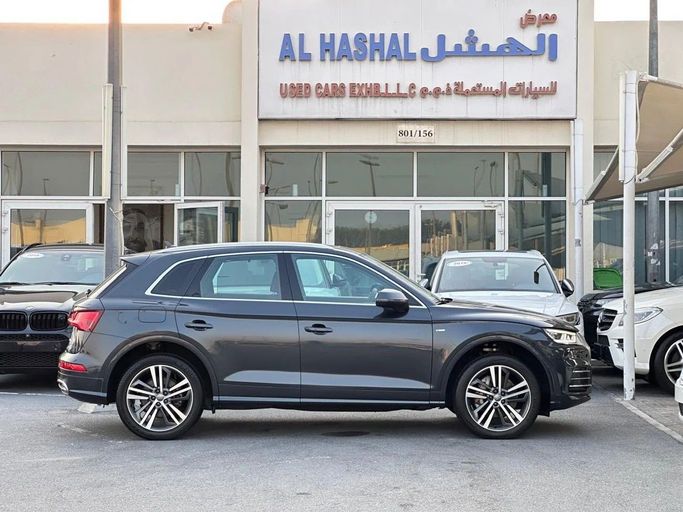 Подержанный Audi Q5 45 TFSI II (FY), 2.0 л, 2020 в Шардже от Al Hashal Used Cars Серый цвет. GCC | AUTO.AE