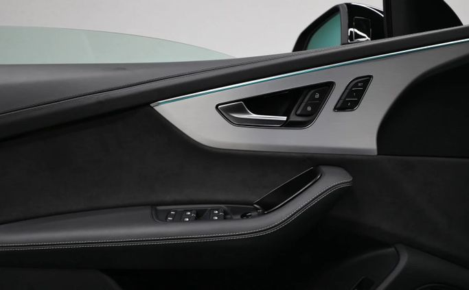 Подержанный Audi Q8 55 TFSI I (4M) Рестайлинг, 3.0 л, 2023 в Шардже от Al Qassem Cars Trading Серый цвет. Корейская | AUTO.AE