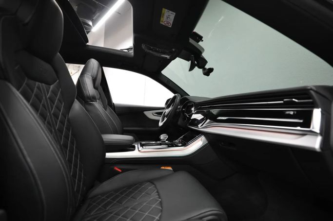 Подержанный Audi Q8 55 TFSI I (4M) Рестайлинг, 3.0 л, 2023 в Шардже от Al Qassem Cars Trading Серый цвет. Корейская | AUTO.AE