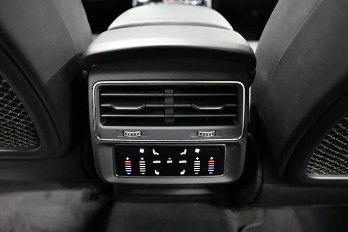 Подержанный Audi Q8 55 TFSI I (4M) Рестайлинг, 3.0 л, 2023 в Шардже от Al Qassem Cars Trading Серый цвет. Корейская | AUTO.AE